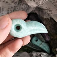 Estatuilla de jade en forma de cuervo